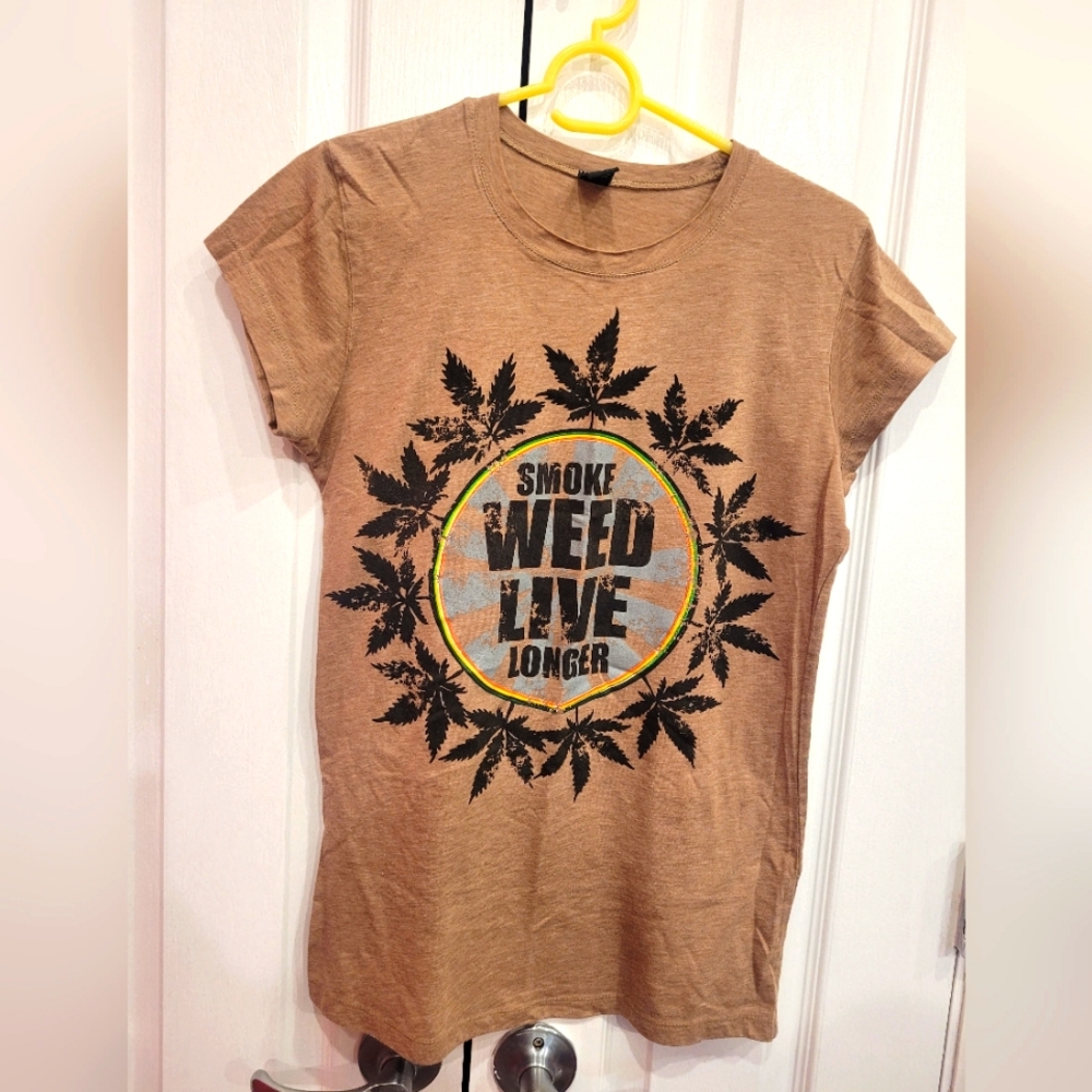 COOYAH Smoke Weed Live Longer Graphic T-Shirt.